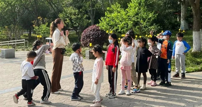 老师认真专业活动寓教于乐大人和孩子玩得都很开心～