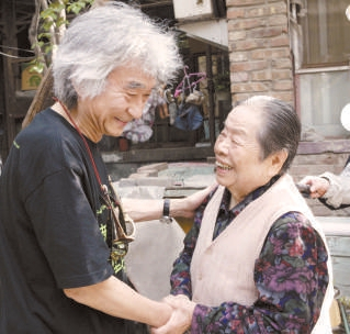 2009年，小泽征尔看望90岁高龄的程贞淑大妈。本报特约摄影 江峻