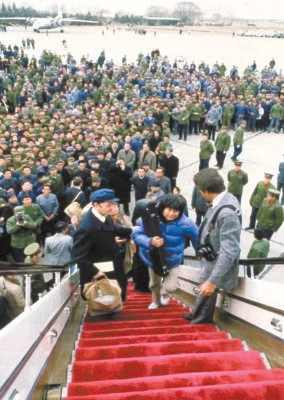 1979年，访华演出结束，中央乐团在机场送别小泽征尔。