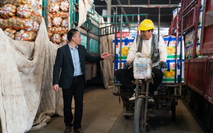 朱凯在上海江桥市场经营马铃薯生意