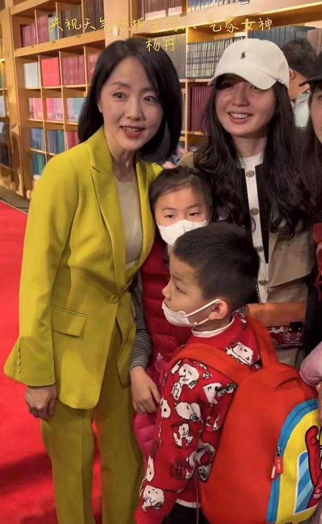 央视气象女神杨丹私下露面,生图曝真实颜值,高龄产子仍纤细婀娜