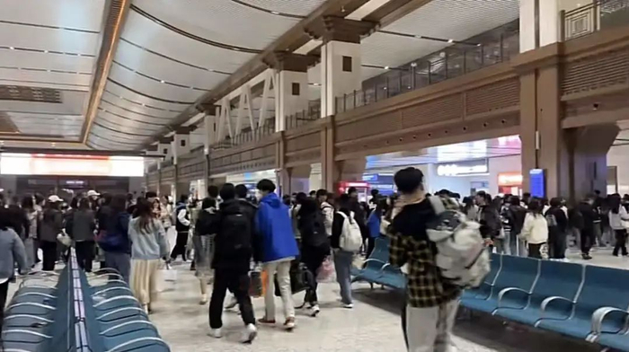 西安凌晨1:50的火车站实况，全是新时代特种兵。图源抖音@miracle,已获授权