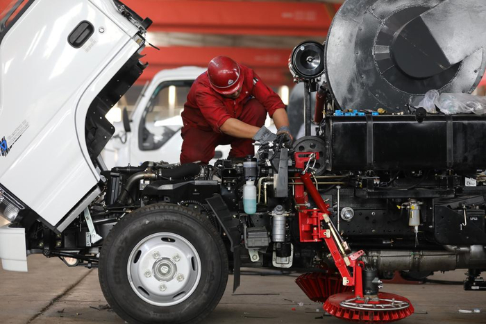 远大汽车制造有限公司工人在组装车辆。（受访者供图）