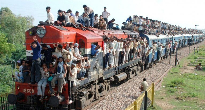 正在运行的印度的火车 图源：路透社