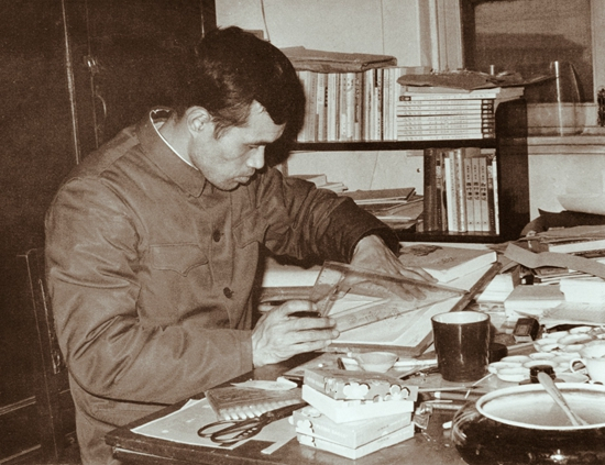     宁成春年轻时在人民出版社工作。受访者供图