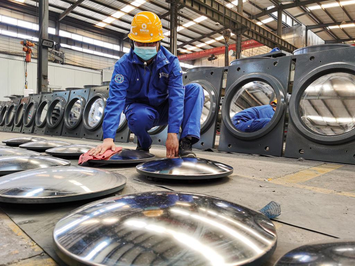 衡橡科技股份有限公司工人在安排桥梁支座配件的组装工序。（受访者供图）