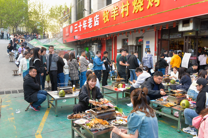 ▲2023年3月31日，在山东淄博网红烧烤店牧羊村烧烤店前，候餐的人群排起了长龙。图/IC photo