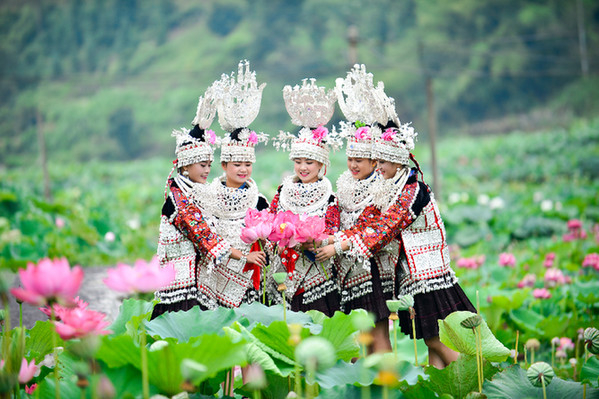 苗族姊妹花。曾皎飞摄