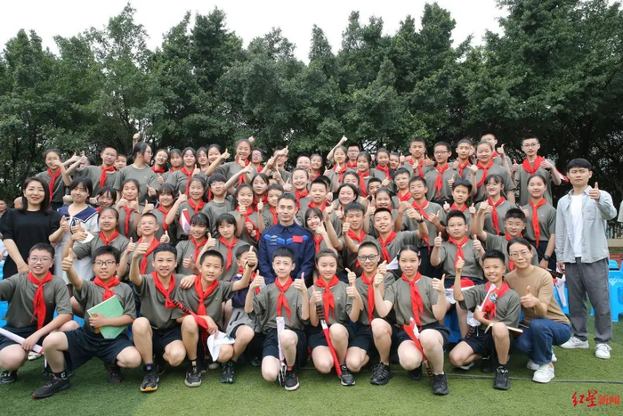 ▲叶光富与同学们合影