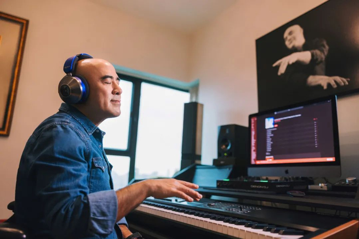 戴上耳机有助于人们更加集中精力工作。