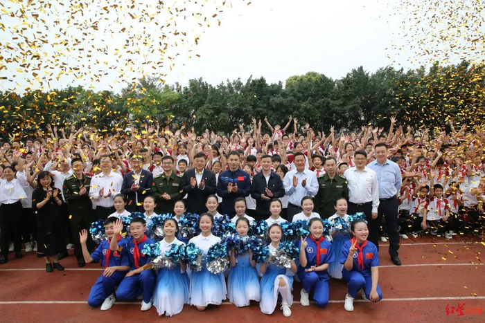 ▲叶光富与同学们合影