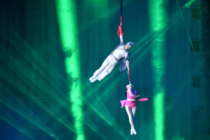 空中绸吊没有保护措施。/图虫创意