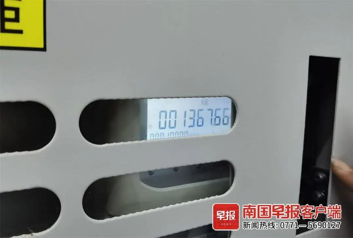 ▲4月11日上午，记者查看电表时的当前电表读数。南国早报全媒体记者 赵敏摄