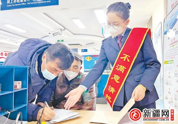 乌鲁木齐县税务局工作人员在辅导纳税人填报表单。（全媒体记者李宁艳 通讯员王伟娜摄）