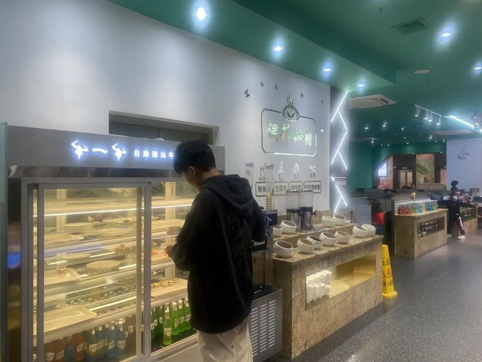 ▲牛一牛潮汕牛肉火锅店的调料秘籍是“爱咋整咋整”。 张文章/摄