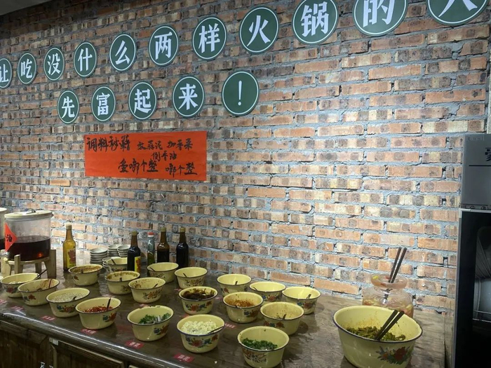 ▲“没什么·两样”重庆老火锅店调料台上有19个调料盆。张文章/摄