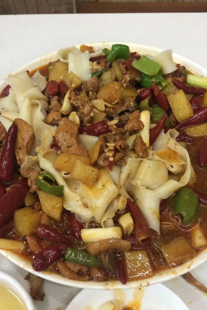 大盘鸡烩面，烩面版的“在路上”。 摄影/砍柴书生