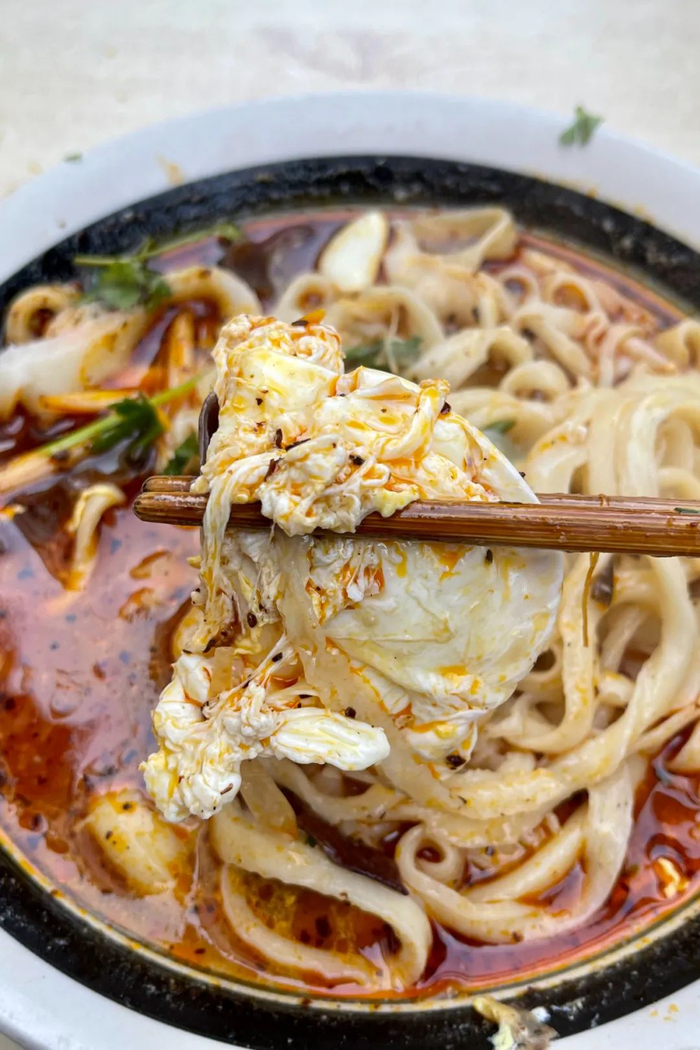 徐州烩面的羊油辣子，油香不怕巷子深。 摄影/砍柴书生