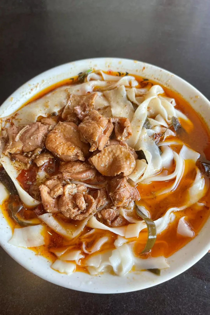 临颍项记烩面，鸡块儿麻上天灵盖儿。 摄影/砍柴书生