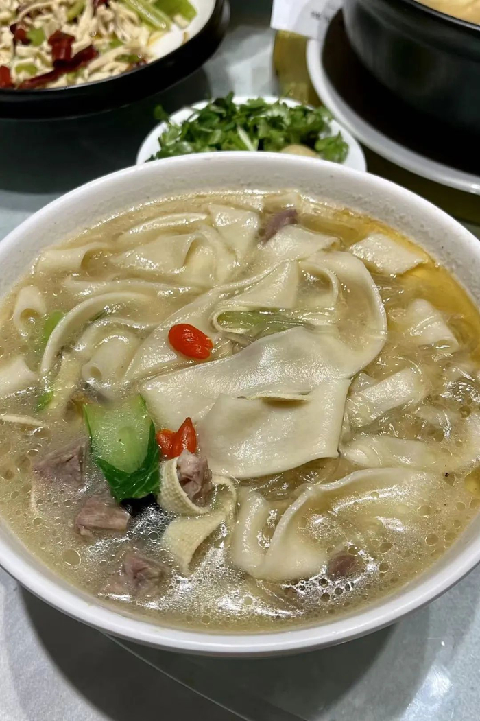 汤色如金的合记烩面。 摄影/砍柴书生