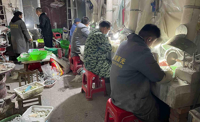 店铺里的女工和加工玉镯的玉雕匠人