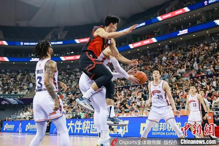 球员们在比赛中（图片来源：Osports全体育图片社）