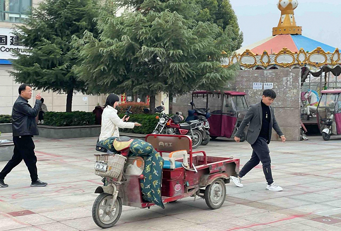 街头巷尾随处可见的外地走播团队