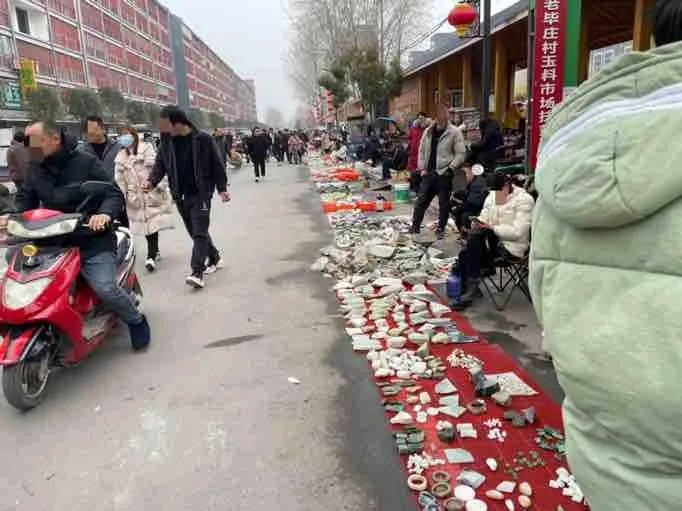 马路两边的毛料摊位