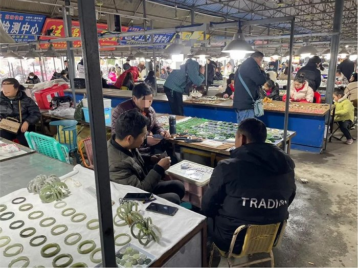 拿货客户太少，摊主聚在一起打牌