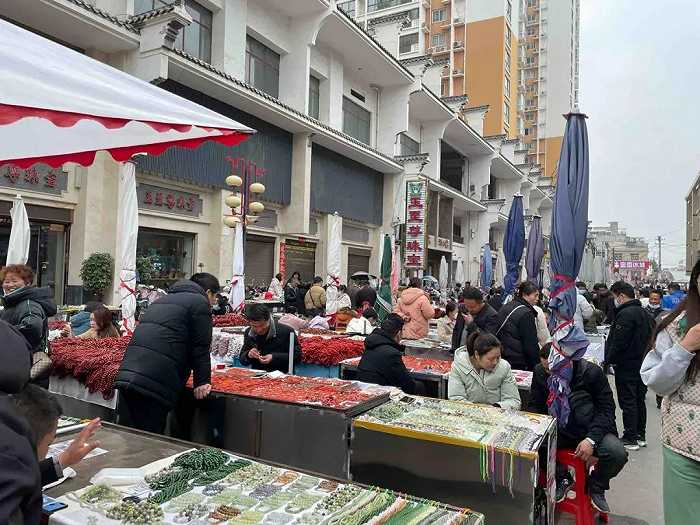 垃圾窝拥挤的淘货摊位