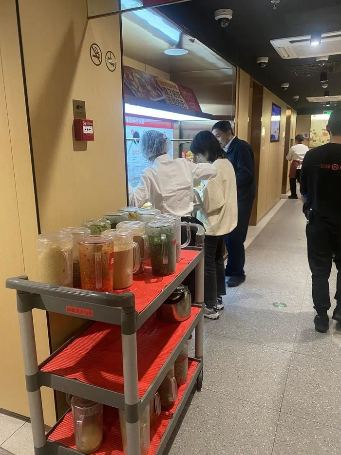 ▲服务员推着油碟房专用车时时添加调料。张文章/摄