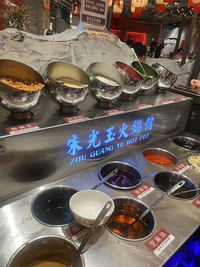 ▲朱光玉火锅馆的蘸料碗可装半斤调料。张文章/摄