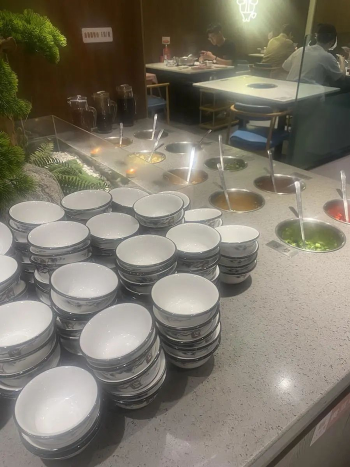 ▲八合里牛肉火锅店的蘸料碗仅一种规格。张文章/摄