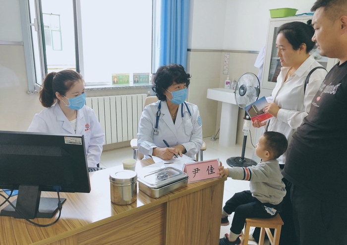 北京协和医院变态反应科主任医师尹佳正在出诊。受访者供图