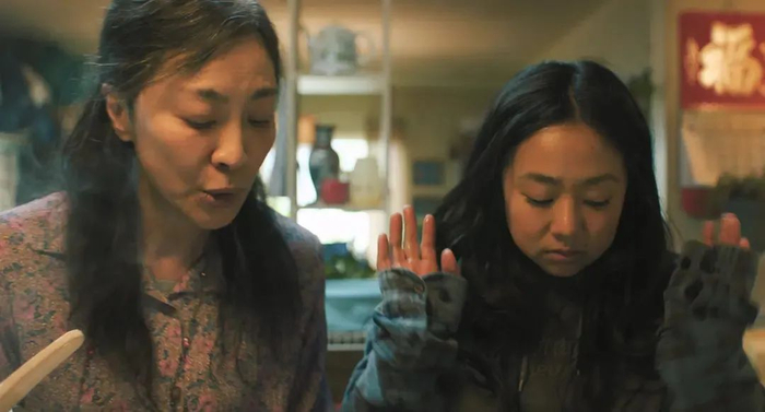 妈妈忽略了女儿对于保持亲人之间边界感的这份需求，造成了心灵上的伤害。/《瞬息全宇宙》