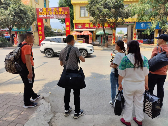 4月8日下午，江西人沈望威（左二）和贵州人陶小丽等人决定离开边境，回到家乡。新京报记者 汪畅 摄