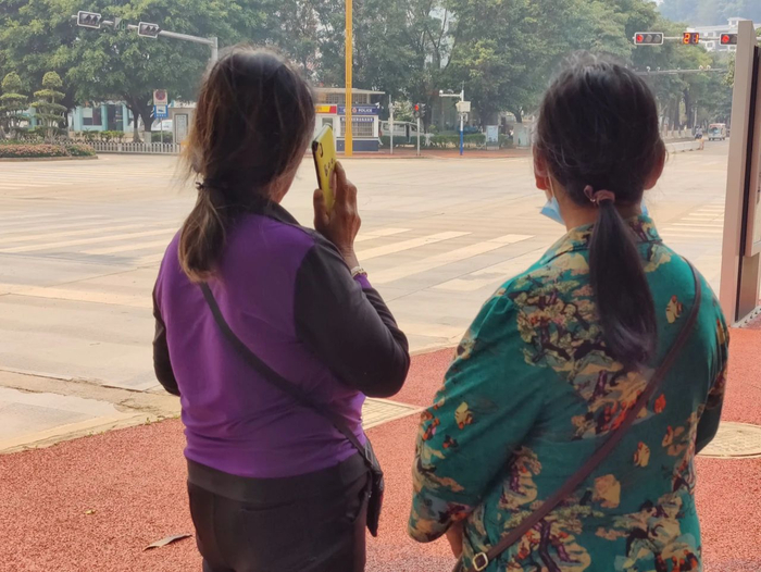 4月9日中午，家长们在永安路徘徊等待。新京报记者 汪畅 摄