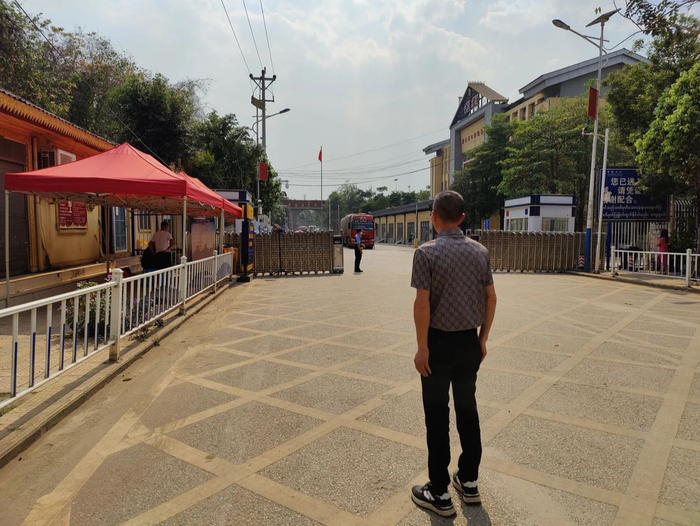 4月7日下午，江西人沈望威在清水河口岸等待儿子归来。新京报记者 汪畅 摄