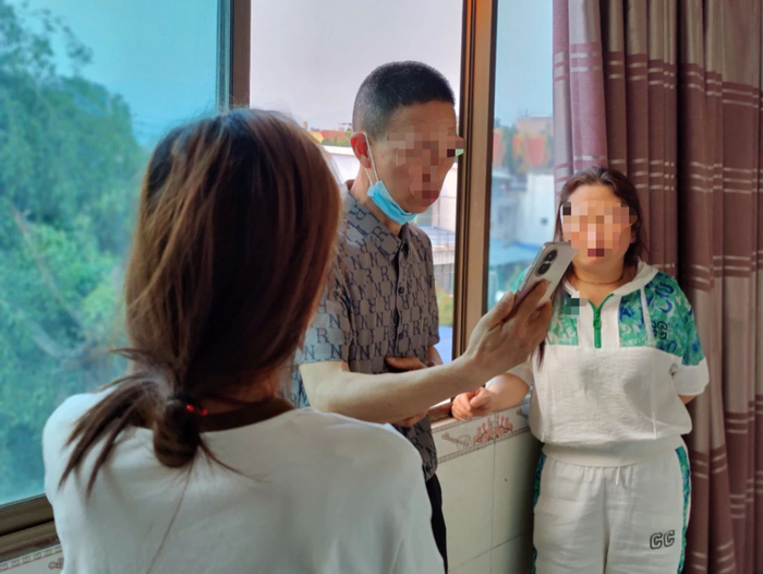 4月7日傍晚，陶小丽和婆婆求沈望威帮忙救人。新京报记者 汪畅 摄