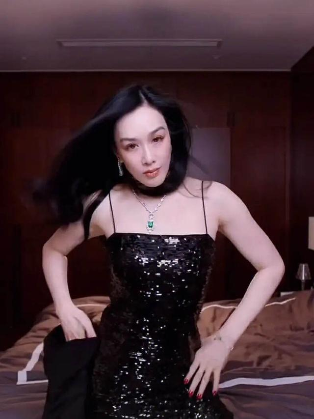 港圈女神直播间痛哭!发长文回应婚姻境况,喊话众人口下留情