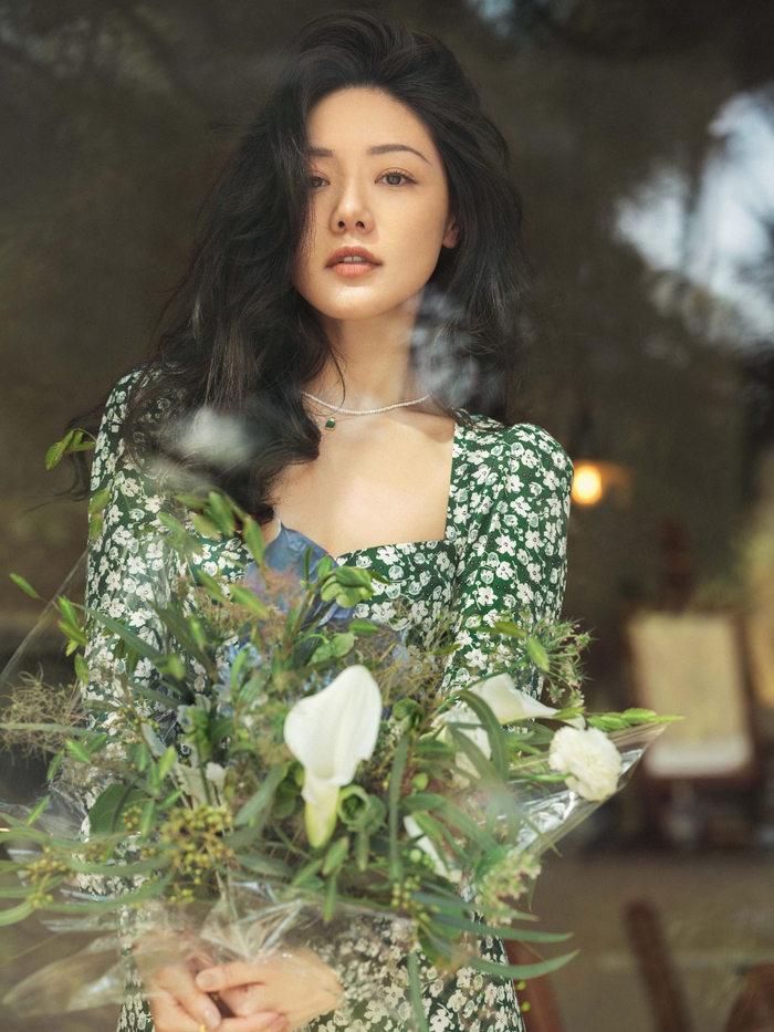 邓家佳说，她常常在戏剧中了解人性的复杂，在生活中体会戏剧性。  受访者供图