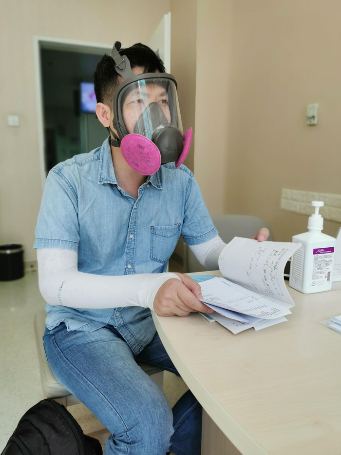 一名过敏患者戴着防护面具。受访者供图