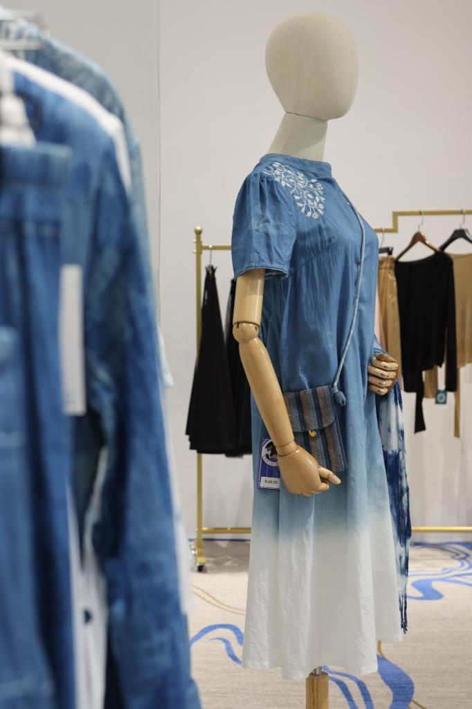 　　这是贵州布依垚文化发展有限责任公司展厅内陈列的使用植物染料印染的服饰。新华社记者崔晓强 摄