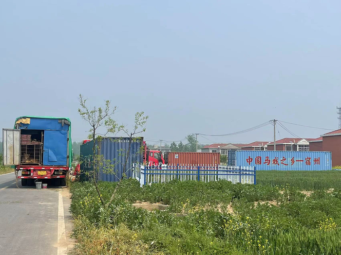 演出场地附近停靠唯一的一辆马戏车。