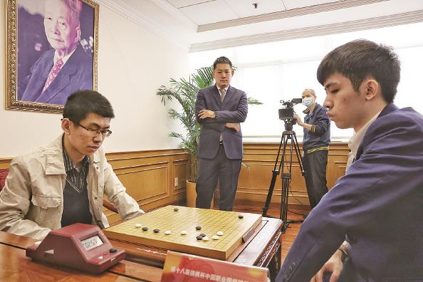             倡棋杯首轮常昊（中）观战 本版图片  记者  李铭珅  摄          