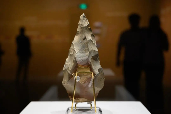 旧石器时代的手斧，距今约50万年。韦亮 摄