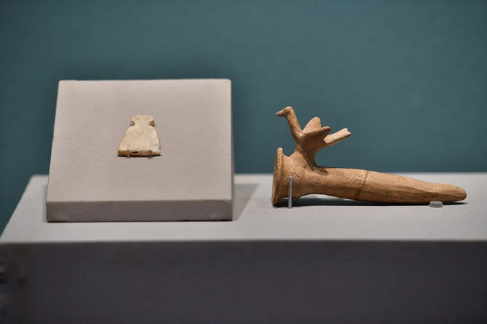 鸟形眼线膏容器 韦亮 供图