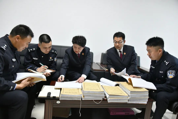 检察官与公安人员共同研究案件