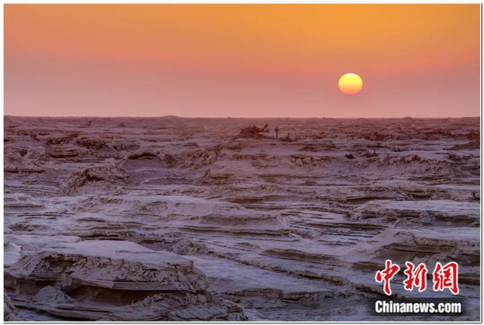 罗布泊日落。任晖 摄