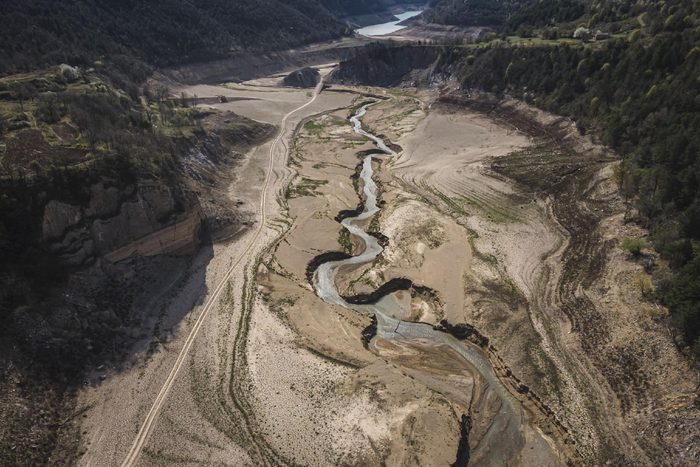 当地时间2023年4月7日，西班牙维拉诺瓦德索，在极端干旱条件下的萨乌（Sau）水库。